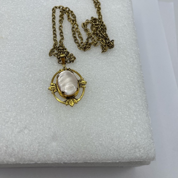 Gold Tone and Light Pink Stone Oval Leaf Pendant Necklace Vintage - Picture 8 of 16